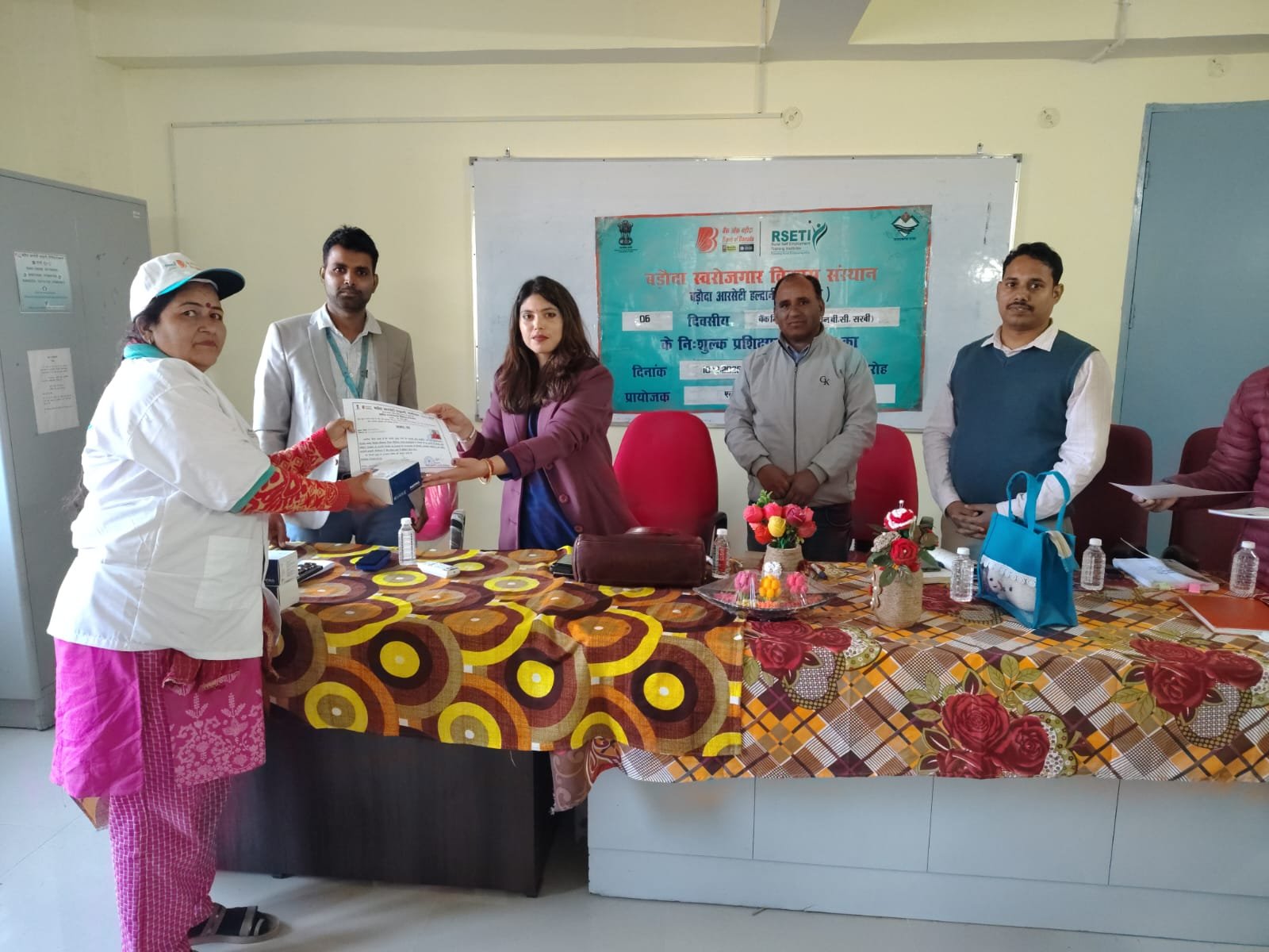 बड़ौदा आरसेटी हल्द्वानी में बैंक मित्र–बीसी सखी प्रशिक्षण कार्यक्रम सम्पन्न, 18 प्रशिक्षुओं को मिला कौशल विकास का लाभ 2 IMG 20251210 WA0022 बड़ौदा आरसेटी हल्द्वानी में बैंक मित्र–बीसी सखी प्रशिक्षण कार्यक्रम सम्पन्न, 18 प्रशिक्षुओं को मिला कौशल विकास का लाभ