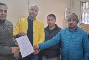 IMG 20251217 WA0008 किसानों की समस्याओं को लेकर कांग्रेस नेता मनोज शर्मा ने सचिव मंडी समिति हल्द्वानी से की मुलाकात, सौंपा ज्ञापन