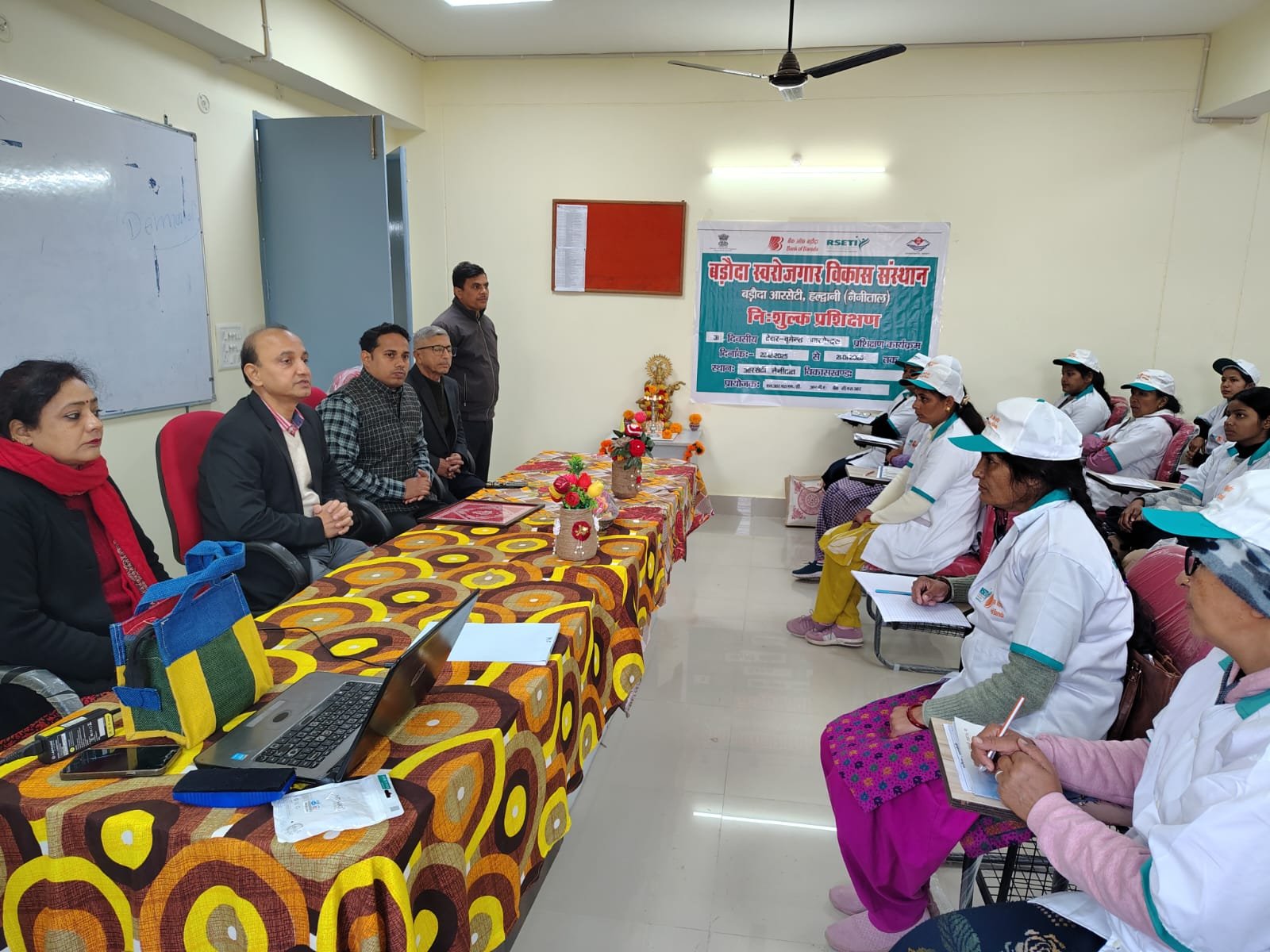 IMG 20251223 WA0058 बडौदा आरसेटी गौलापार में 31 दिवसीय सिलाई प्रशिक्षण शुरू