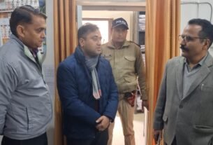 IMG 20251229 WA0005 हल्द्वानी तहसील में काम कर रहे थे प्राइवेट लोग, डीएम के निरीक्षण में हुआ खुलासा