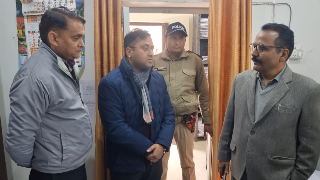 IMG 20251229 WA0005 हल्द्वानी तहसील में काम कर रहे थे प्राइवेट लोग, डीएम के निरीक्षण में हुआ खुलासा