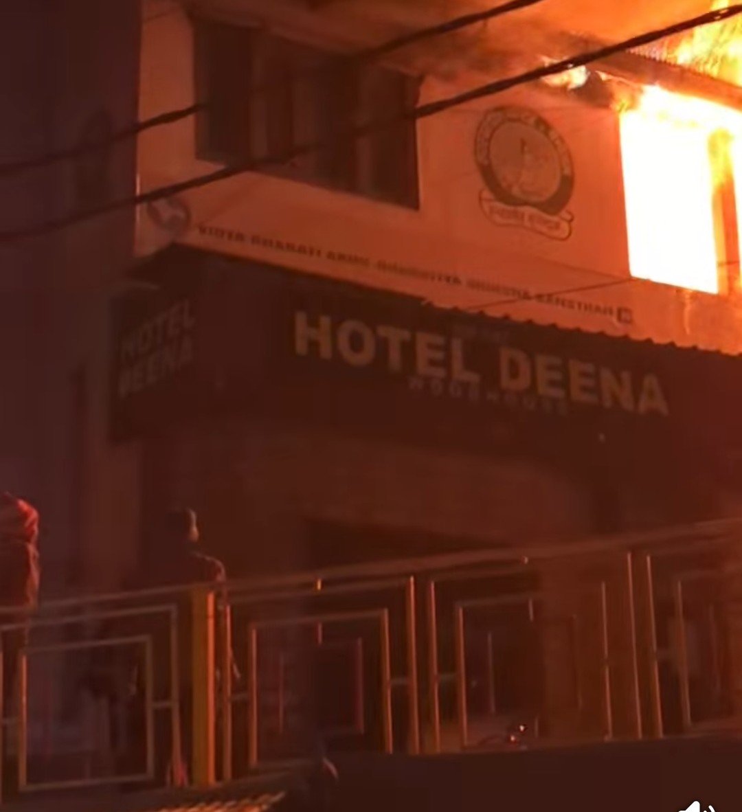 Screenshot 2025 12 09 20 17 27 20 a23b203fd3aafc6dcb84e438dda678b6 1 मल्लीताल में ब्रिटिशकालीन भवन में भीषण आग, सरस्वती शिशु मंदिर सहित कई प्रतिष्ठान जलकर खाक