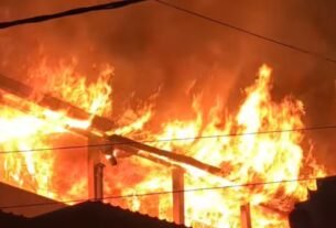 Screenshot 2025 12 09 20 18 00 86 a23b203fd3aafc6dcb84e438dda678b6 1 मल्लीताल में ब्रिटिशकालीन भवन में भीषण आग, सरस्वती शिशु मंदिर सहित कई प्रतिष्ठान जलकर खाक