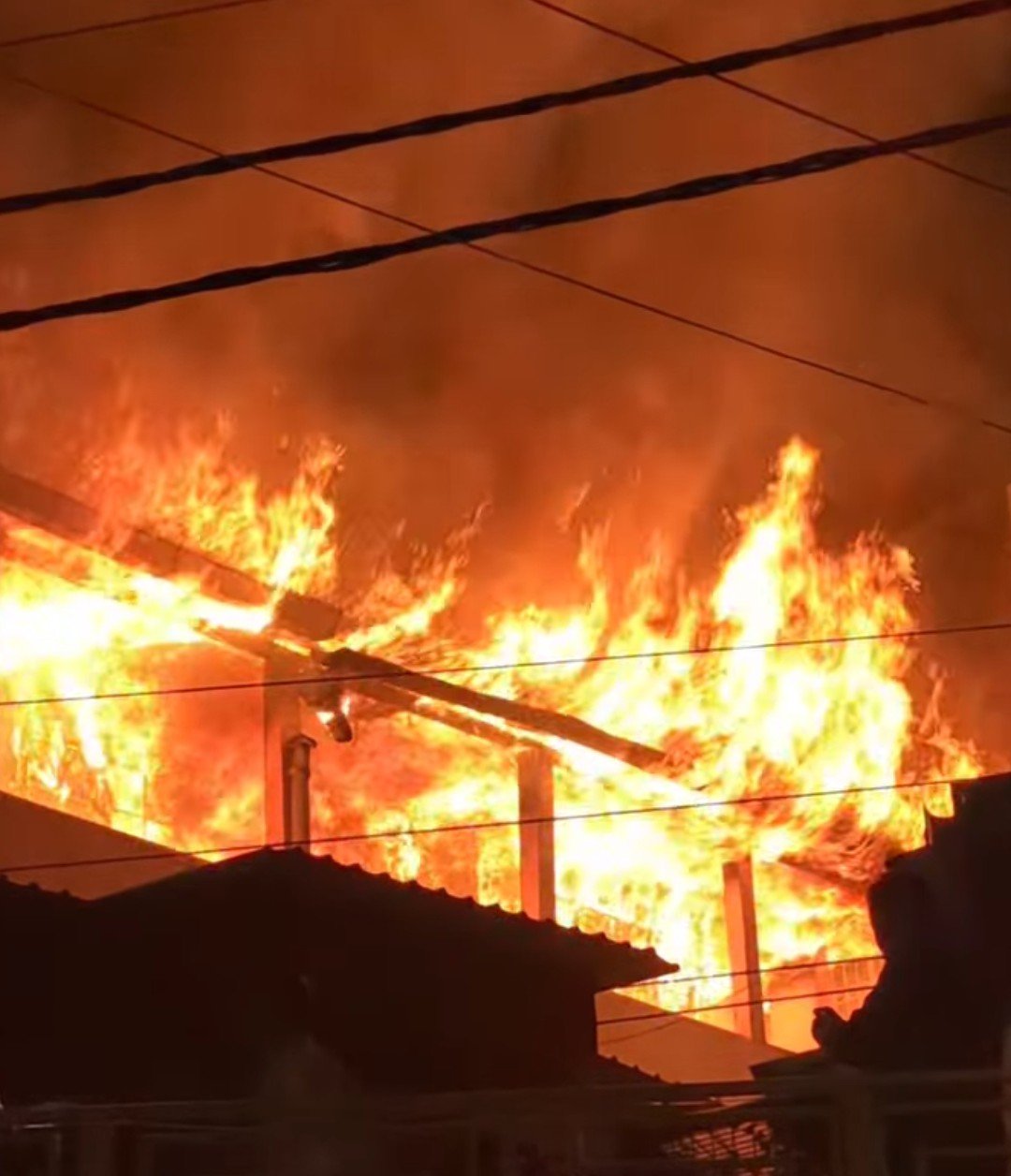 Screenshot 2025 12 09 20 18 00 86 a23b203fd3aafc6dcb84e438dda678b6 1 मल्लीताल में ब्रिटिशकालीन भवन में भीषण आग, सरस्वती शिशु मंदिर सहित कई प्रतिष्ठान जलकर खाक