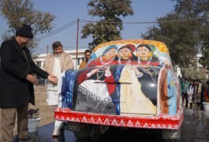 IMG 20260108 WA0013 अभिनव पहल:  पुराने सरकारी वाहन को उत्तराखंड मुक्त विश्वविद्यालय ने लोक संस्कृति के रंगों से सजाया