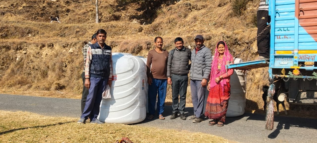 IMG 20260120 WA0031 लमगड़ा ब्लॉक के गांवों में आरोही संस्था की पहल, 40 जल टैंक व कृषि-बागवानी सामग्री वितरित