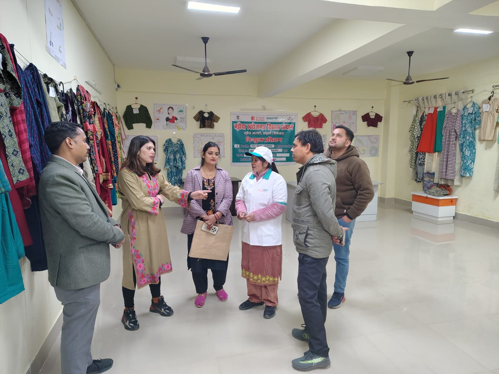 IMG 20260122 WA0013 आरसेटी कुंवरपुर में 31 दिवसीय महिला वस्त्र निर्माण प्रशिक्षण का समापन