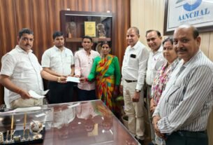 IMG 20260331 WA0017 दुग्ध उत्पादकों का मददगार बना नैनीताल दुग्ध संघ, अध्यक्ष बोरा ने बाँटे सहायता राशि के चेक