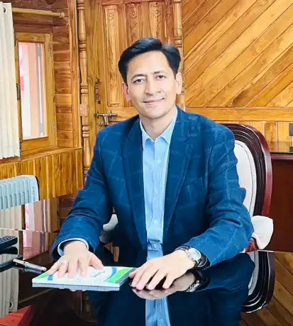 Deepak Rawat IAS लोअर मालरोड की मरम्मत में लापरवाही पर कुमाऊँ आयुक्त सख्त, CCTV निगरानी के निर्देश, PWD अधिकारियों से मांगा जवाब