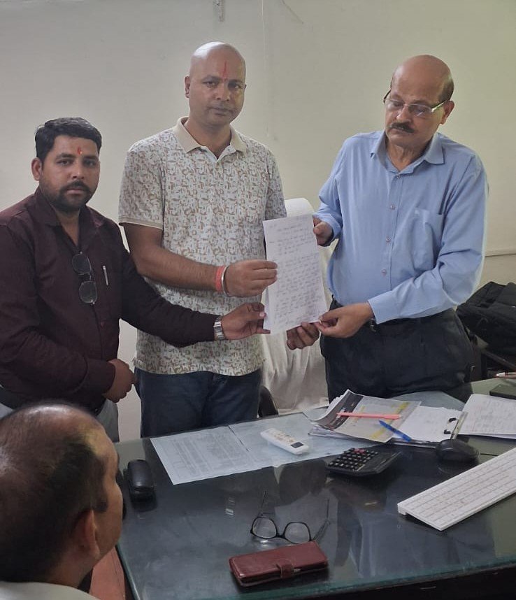 IMG 20260615 WA00842 बगडवार बैंड-वीरसिंग्या मोटरमार्ग निर्माण की मांग तेज, कांग्रेस नेताओं ने पीएमजीएसवाई अधिकारी को सौंपा ज्ञापन