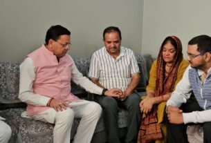 IMG 20260621 WA0032 शहीद लेफ्टिनेंट बीरेश्वर गोस्वामी के घर पाण्डेखोला पहुंचे मुख्यमंत्री धामी, परिजनों को बंधाया ढांढस
