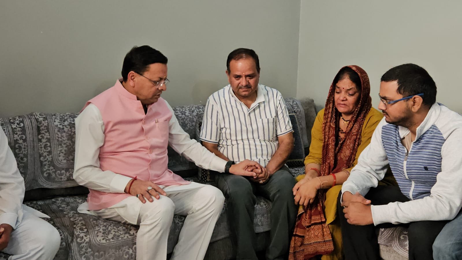 IMG 20260621 WA0032 शहीद लेफ्टिनेंट बीरेश्वर गोस्वामी के घर पाण्डेखोला पहुंचे मुख्यमंत्री धामी, परिजनों को बंधाया ढांढस