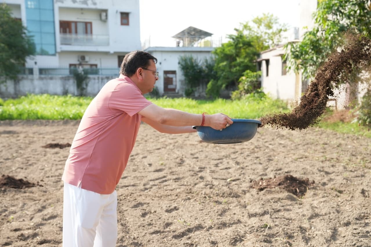अपने खेत में पहुंचे सीएम धामी, पावर टिलर से की जुताई और गोबर की खाद भी डाली 4 gg अपने खेत में पहुंचे सीएम धामी, पावर टिलर से की जुताई और गोबर की खाद भी डाली