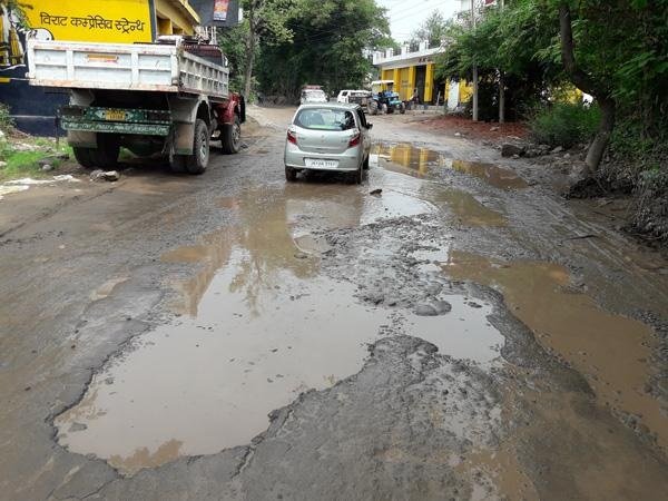 E0 KrcP2S हल्द्वानी-भीमताल-चांफी-पदमपुरी मार्ग गडढों से बदहाल