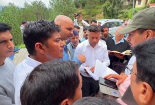 IMG 20260721 WA0040 धारी में बीडीसी बैठक के बाहर कांग्रेस का प्रदर्शन, 15 सूत्रीय मांगों को लेकर सरकार के खिलाफ नारेबाजी