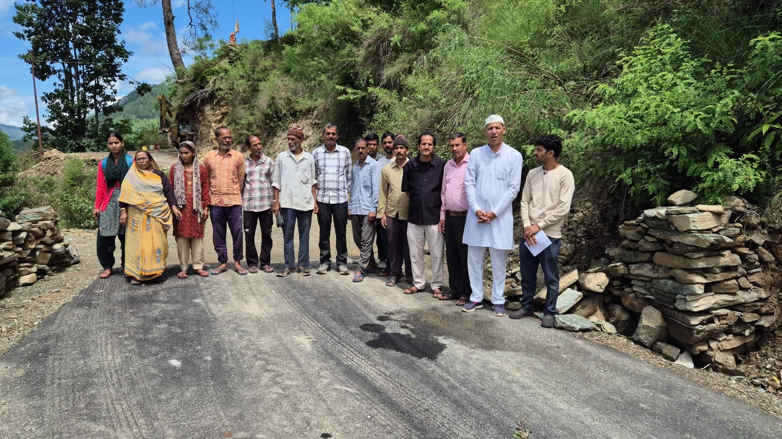 IMG 20260722 WA0048 पतलोट–कौडा़र–पश्यां मोटर मार्ग निर्माण की गुणवत्ता पर उठे सवाल, ग्रामीणों का प्रदर्शन