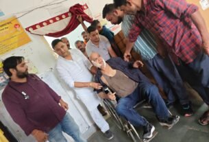 IMG 20260810 WA0027 ओखलकांडा में कृषि विभाग का कैंटर खाई में गिरा, चालक की मौत, तीन घायल