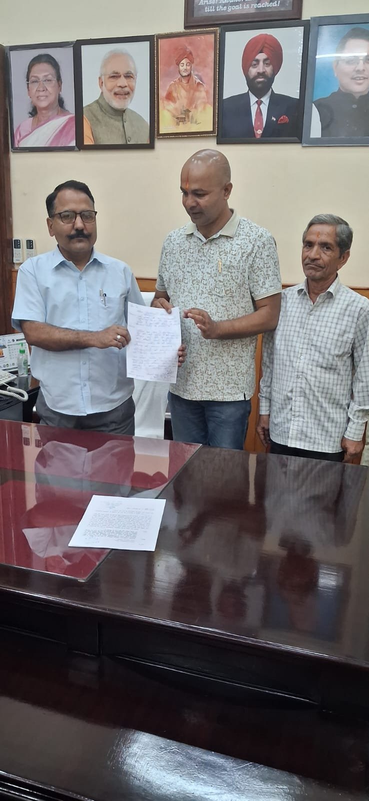 IMG 20260812 WA0046 पदमपुरी, गुनियालेख और पलड़ा बाजार में सार्वजनिक शौचालय की मांग, कांग्रेस नेता मनोज शर्मा ने डीएम को सौंपा ज्ञापन