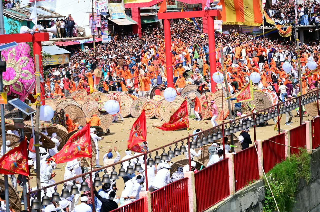 देवीधुरा में फलों-फूलों से खेली गई ऐतिहासिक बग्वाल, आस्था के रंग में रंगे श्रद्धालु 3 IMG 20260828 WA0020 देवीधुरा में फलों-फूलों से खेली गई ऐतिहासिक बग्वाल, आस्था के रंग में रंगे श्रद्धालु