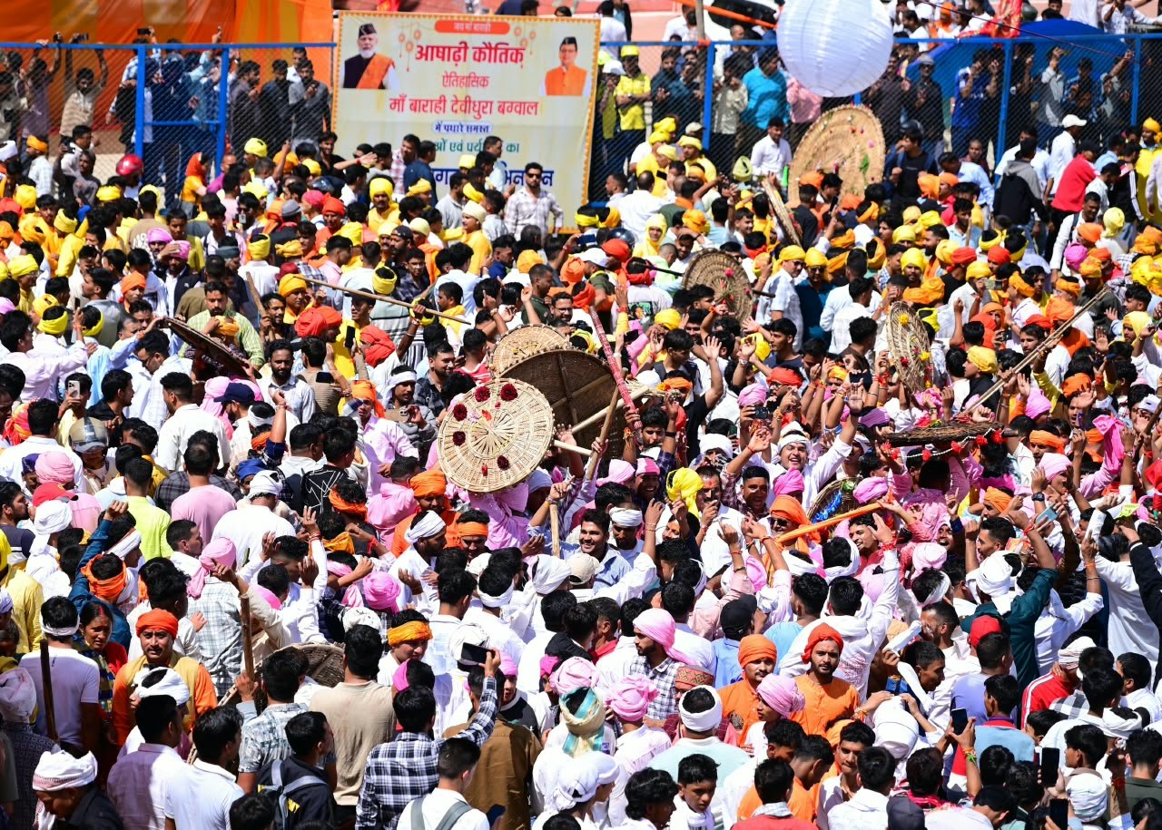 देवीधुरा में फलों-फूलों से खेली गई ऐतिहासिक बग्वाल, आस्था के रंग में रंगे श्रद्धालु 4 IMG 20260828 WA0022 देवीधुरा में फलों-फूलों से खेली गई ऐतिहासिक बग्वाल, आस्था के रंग में रंगे श्रद्धालु