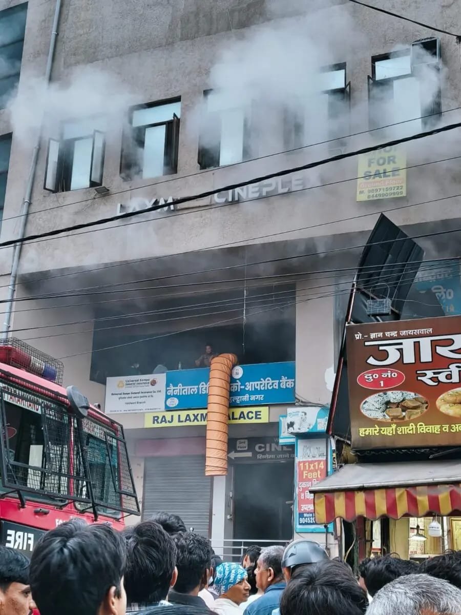 हल्द्वानी : एसी में धमाके के बाद बैंक में लगी आग, रिकॉर्ड रूम में मची तबाही 1 WhatsApp Image 2026 08 05 at 8.01.26 PM हल्द्वानी : एसी में धमाके के बाद बैंक में लगी आग, रिकॉर्ड रूम में मची तबाही
