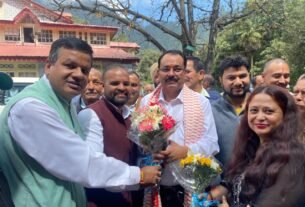 prof.satpal bisht कुमाऊं विश्वविद्यालय के नए कुलपति प्रो. सतपाल सिंह बिष्ट ने संभाला कार्यभार, शिक्षकों-कर्मचारियों ने किया भव्य स्वागत